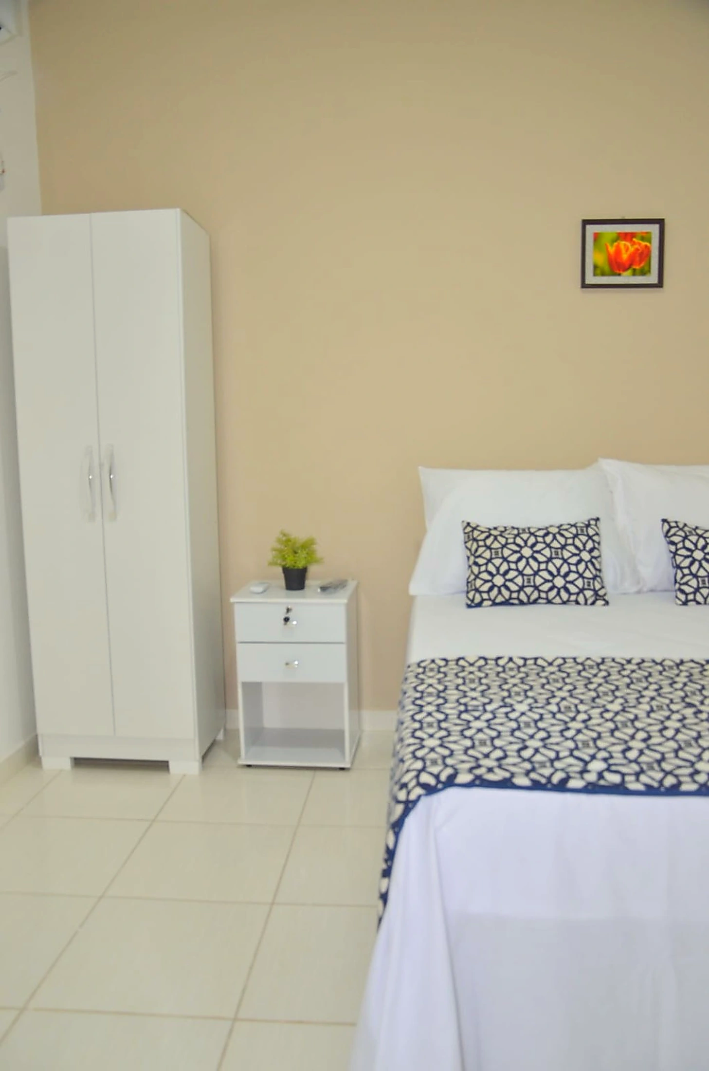 Quarto 1 — cama e decoração