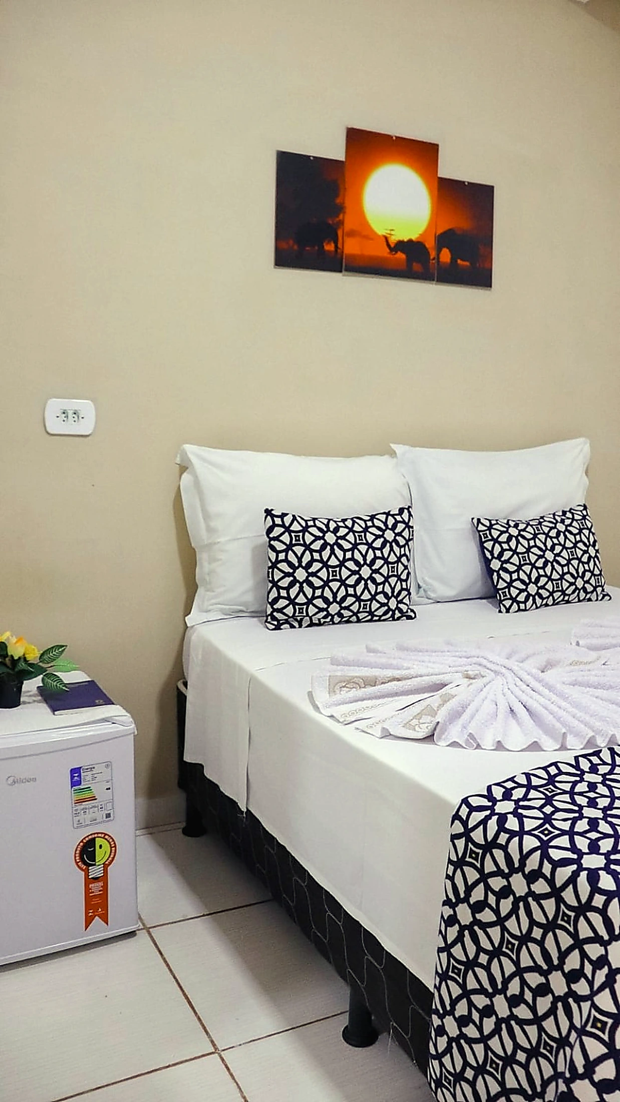 Quarto 3 — TV e armário