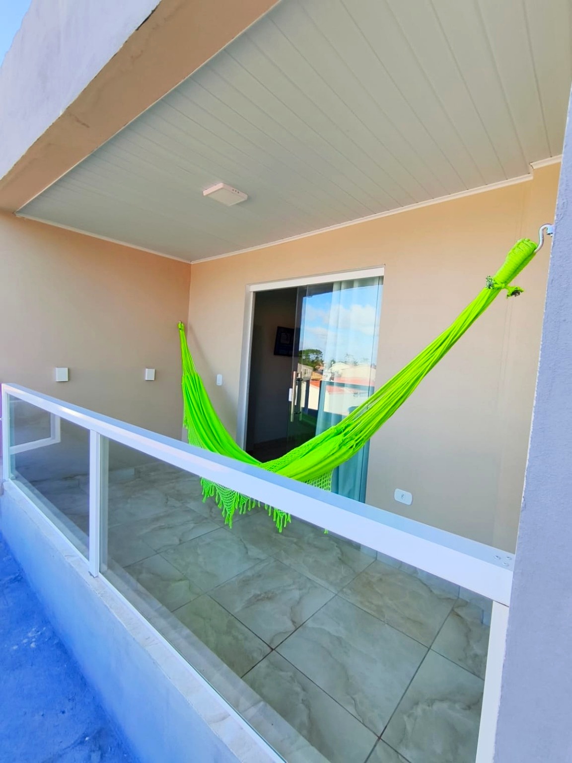 Quarto 6 — varanda com rede e vista externa