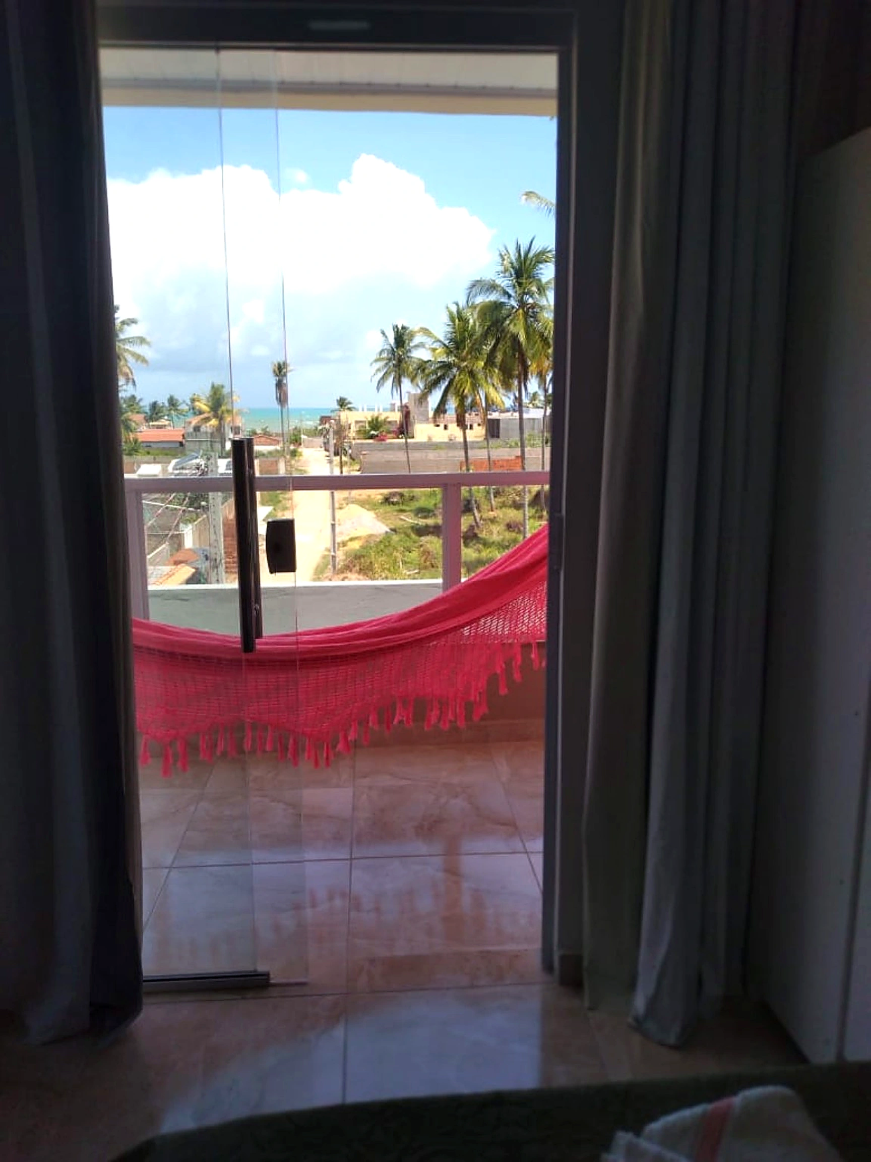Quarto 7 — interior e vista da varanda